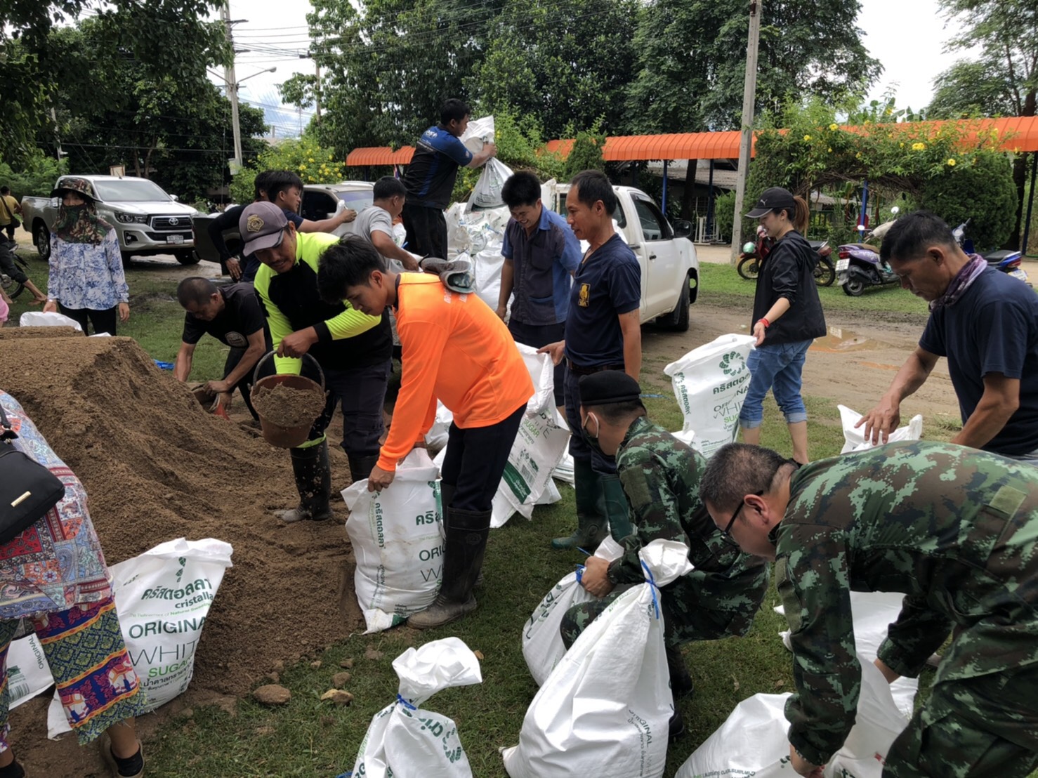 ศป.บส.ชน. จัดกำลังพลช่วยชาวบ้าน ยกสิ่งของขึ้นที่สูง และกรอกกระสอบทรายกั้นน้ำทะลักเข้าบ้านเรือน หลังพายุ “ซินลากูน” ถล่มเป็นวันที่ 3