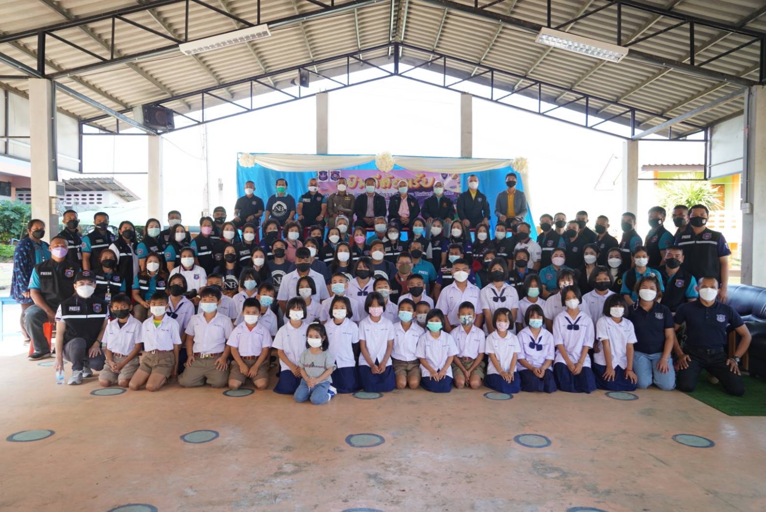 COP HERO THAILAND MAGAZINE & พวกพ้องน้องพี่ จัดกิจกรรม “โครงการปันน้ำใจให้น้อง ต้านภัยหนาว ครั้งที่ 8/2564