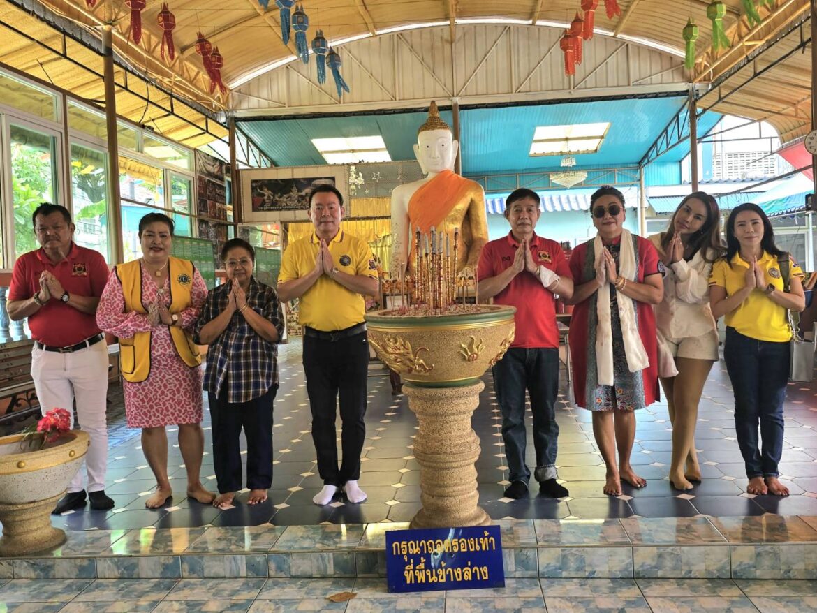 คุณ วิเทพ สุขุมกาญจนรัตน์ และ คุณสมชาย ภูวจรูญกุล ประธาน กต.ตร.สน.หลักสอง ร่วมทำบุญแจกทาน ณ วิหารหลวงพ่อขาว บางบอน กทม.