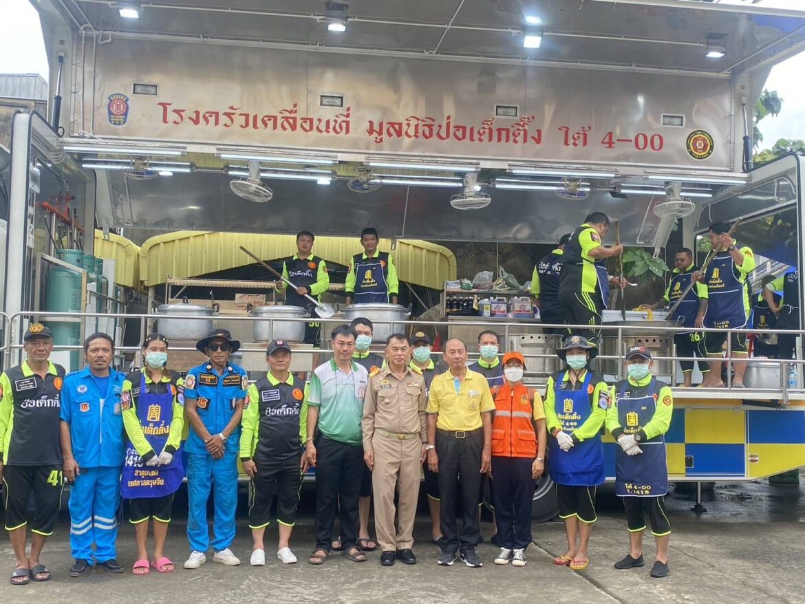 ทีมบรรเทาสาธารณภัย มูลนิธิป่อเต็กตึ๊ง รุดลุยพื้นที่ช่วยเหลือประสบภัยน้ำท่วมจังหวัดตราด แจกจ่ายอาหารกล่องพร้อมน้ำดื่ม ถุงยังชีพ ชุดยาสามัญประจำบ้าน และแจกจ่ายอาหารสุนัขและแมวอย่างต่อเนื่อง