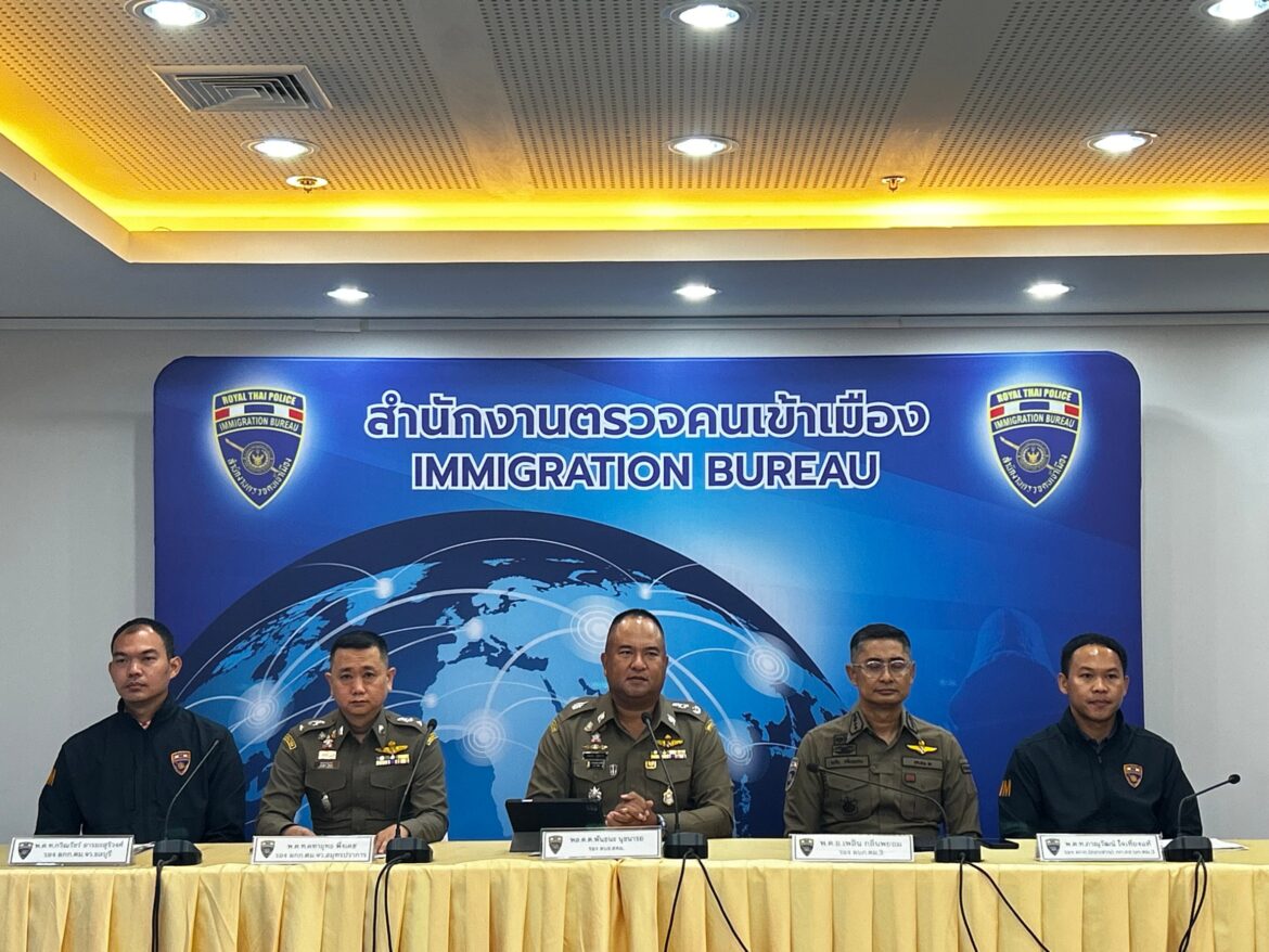 พล.ต.ต.พันธนะ นุชนารถ รอง ผบช.สตม.แถลงผลจับกุมต่างด้าว 3 คดีสำคัญ 1. จับกุมหนุ่มเมียนมา ฆ่าคู่อริเพื่อนร่วมชาติ 2. จับหนุ่มแดนกิมจิ รองหัวหน้าแก๊งยาเสพติด 3. รวบแก๊งรัสเซีย นำเงินยูโรปลอมแลกตามบูธ