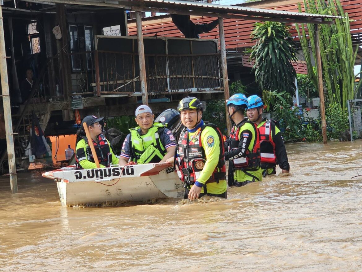 มูลนิธิป่อเต็กตึ๊ง จัดทีมอาสมัครฯ ช่วยเหลือประชาชน กระจายกำลัง จัดตั้ง “โรงครัวเคลื่อนที่” บรรเทาทุกข์ช่วยชาวสุโขทัย.. สู้ภัยน้ำท่วม