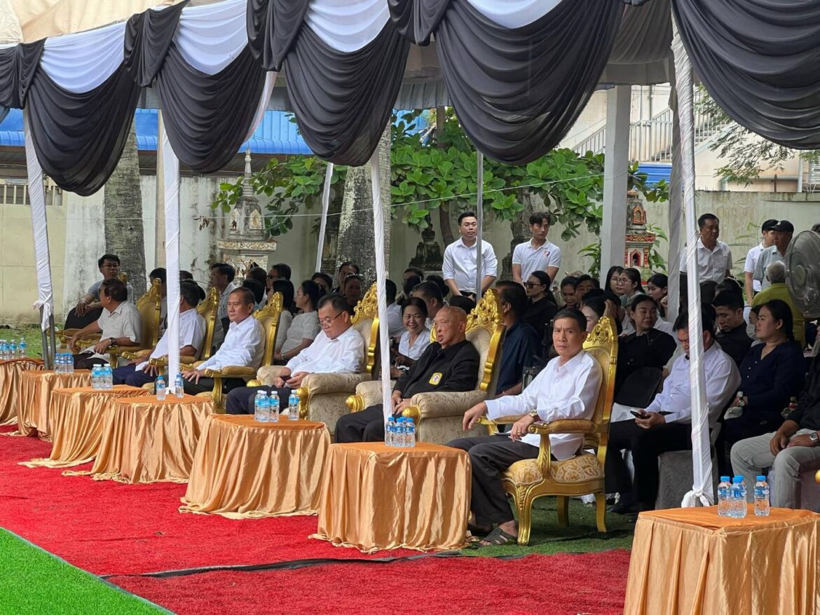 คุณศุภผล จริงจิตร อุปนายกสมาคมนักหนังสือพิมพ์ภูมิภาคแห่งประเทศไทย/ ผู้อำนวยการศูนย์ข่าวภูธร ภาค 6 นิตยสารตำรวจเพื่อมวลชน พร้อมคณะฯ ร่วมงานสวดพระอภิธรรมรองอธิบดีการสื่อเวียงจันทน์ แห่งสาธารณรัฐประชาธิปไตยประชาชนลาว