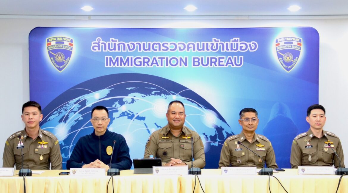 พล.ต.ต.พันธนะ นุชนารถ รอง ผบช.สตม.แถลงผลจับกุมต่างด้าวทำผิดกฏหมาย 3 คดี