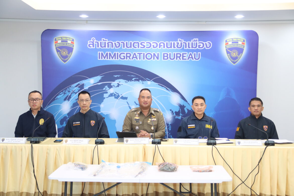 พล.ต.ต.พันธนะ นุชนารถ รอง ผบช.สตม.แถลงผลจับกุมชาวต่างชาติทำผิดกฏหมาย 3 คดี 1. รวบหนุ่มเกาหลี โอเวอร์สเตย์ 2. รวบสาวจีนค้ายาไอซ์ข้ามชาติ 3. รวบแก๊งเวียดนามเทา 9 ราย