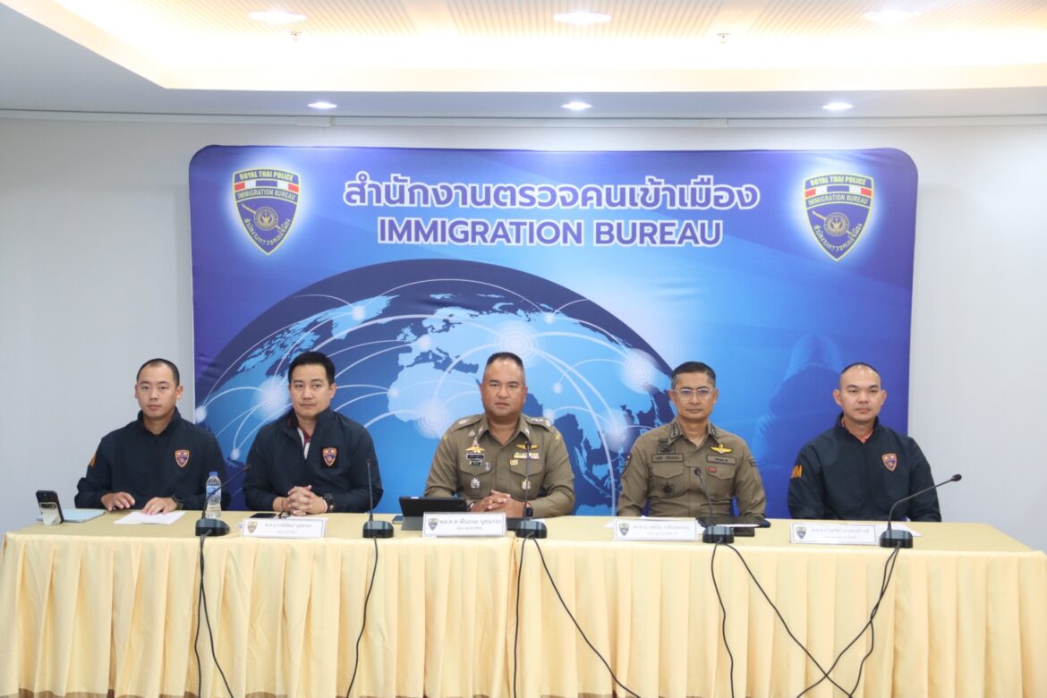 พล.ต.ต.พันธนะ นุชนารถ รอง ผบช.สตม.แถลงผลจับกุมต่างด้าวทำผิดกฏหมาย 4 คดี