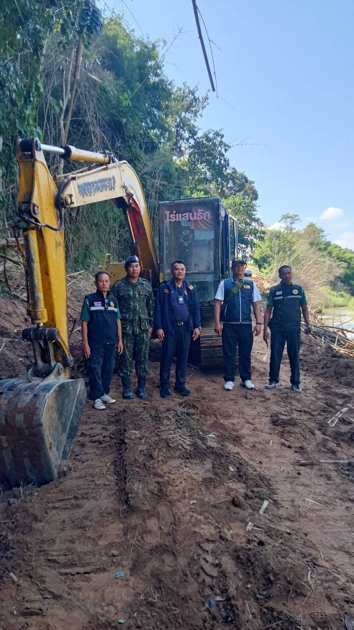 อำเภอหล่มเก่า บูรณาการเจ้าหน้าที่ตรวจพื้นที่ตามรับแจ้งมีการลักลอบขุดดินถมแม่น้ำป่าสัก