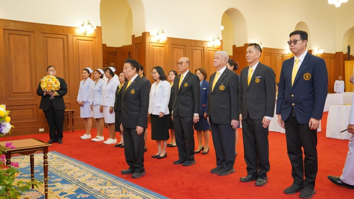 มูลนิธิป่อเต็กตึ๊ง ร่วมลงนามถวายพระพร พระบาทสมเด็จพระเจ้าอยู่หัว และสมเด็จพระนางเจ้าฯ พระบรมราชินี พร้อมทำบุญตักบาตรพระสงฆ์ ถวายพระราชกุศลและเป็นสิริมงคล เนื่องในโอกาสวันขึ้นปีใหม่ พุทธศักราช 2568