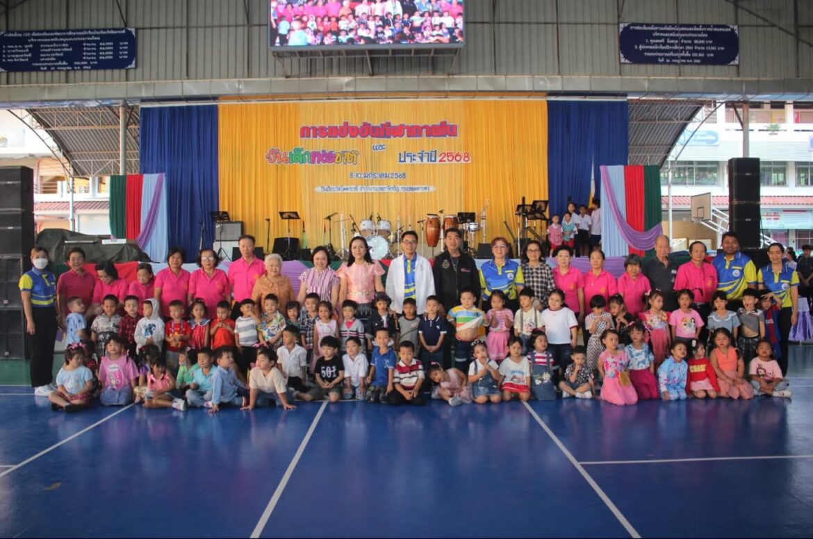 นายฐิรวิชญ์ กิตติคุณปกรณ์ ผู้อำนวยการสถานศึกษาโรงเรียนวัดนิมมานรดี เปิดงานวันเด็กแห่งชาติ ประจำปี 2568