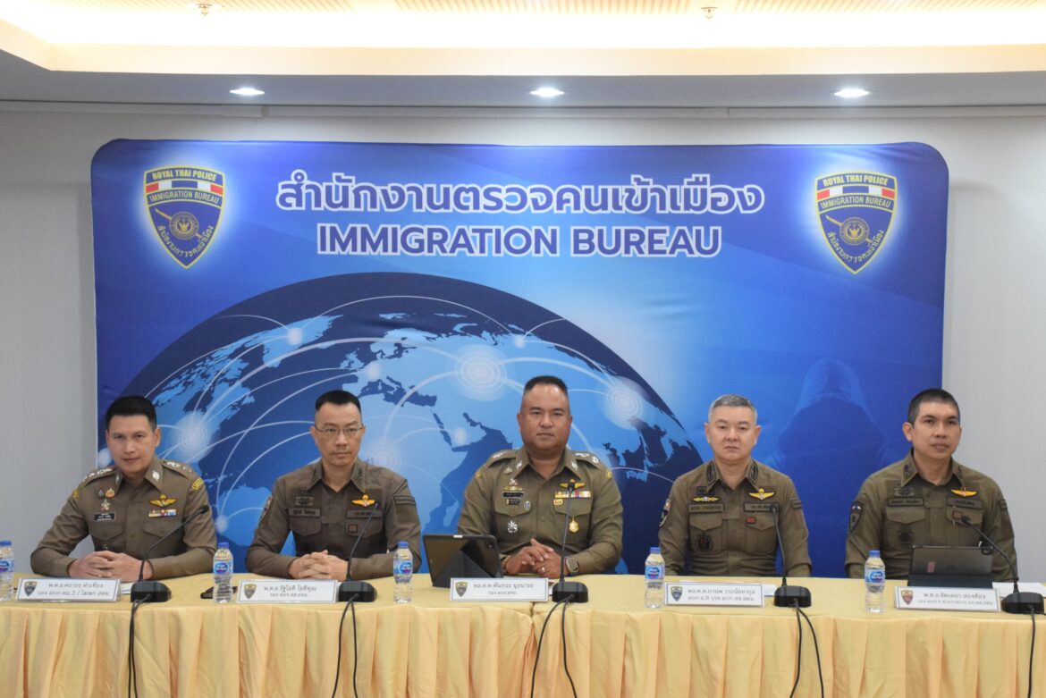 พล.ต.ต.พันธนะ นุชนารถ รอง ผบช.สตม.แถลงผลจับกุมชาวต่างชาติทำผิดกฏหมาย 4 คดี