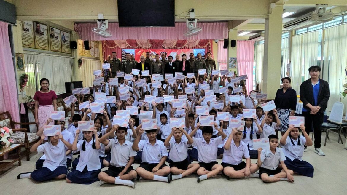 ครูตำรวจแดร์ พร้อมด้วย กต.ตร.สน.หลักสอง เข้ามอบใบประกาศ และทุนการศึกษา ให้กับนักเรียนโรงเรียนวัดพรหมสุวรรณสามัคคี