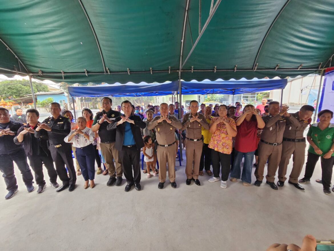 พ.ต.อ.ธีระชัย เด็ดขาด รอง ผบก.น.9 เป็นประธานเปิดโครงการดำเนินงานชุมชนยั่งยืน เพื่อแก้ไขปัญหายาเสพติดแบบครบวงจรตามยุทธศาสตร์ชาติ สน.บางบอน