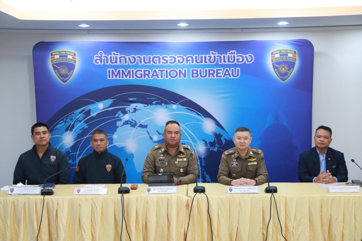 พล.ต.ต.พันธนะ นุชนารถ รอง ผบช.สตม.แถลงผลจับกุมต่างด้าวทำผิดกฏหมายในคดีสำคัญ 2 คดี