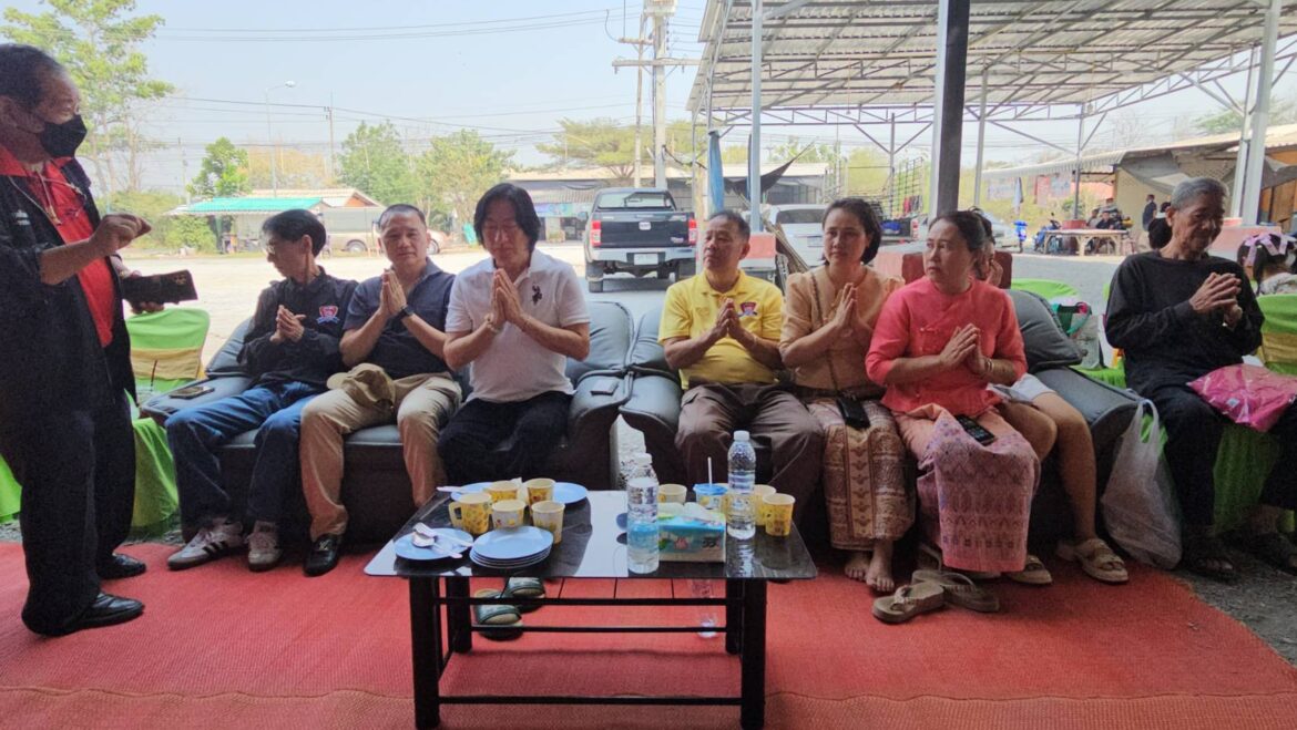 ตลาดนัด ส.สมนึก สามแยกเกาะแรด บางเลน นครปฐม จัดทำบุญแจกทานแก่ผู้ยากไร้
