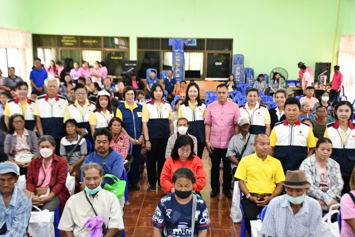 เหล่ากาชาดจังหวัดเพชรบูรณ์มอบชุดธารน้ำใจช่วยเหลือผู้ประสบวาตภัยในพื้นที่อำเภอหนองไผ่