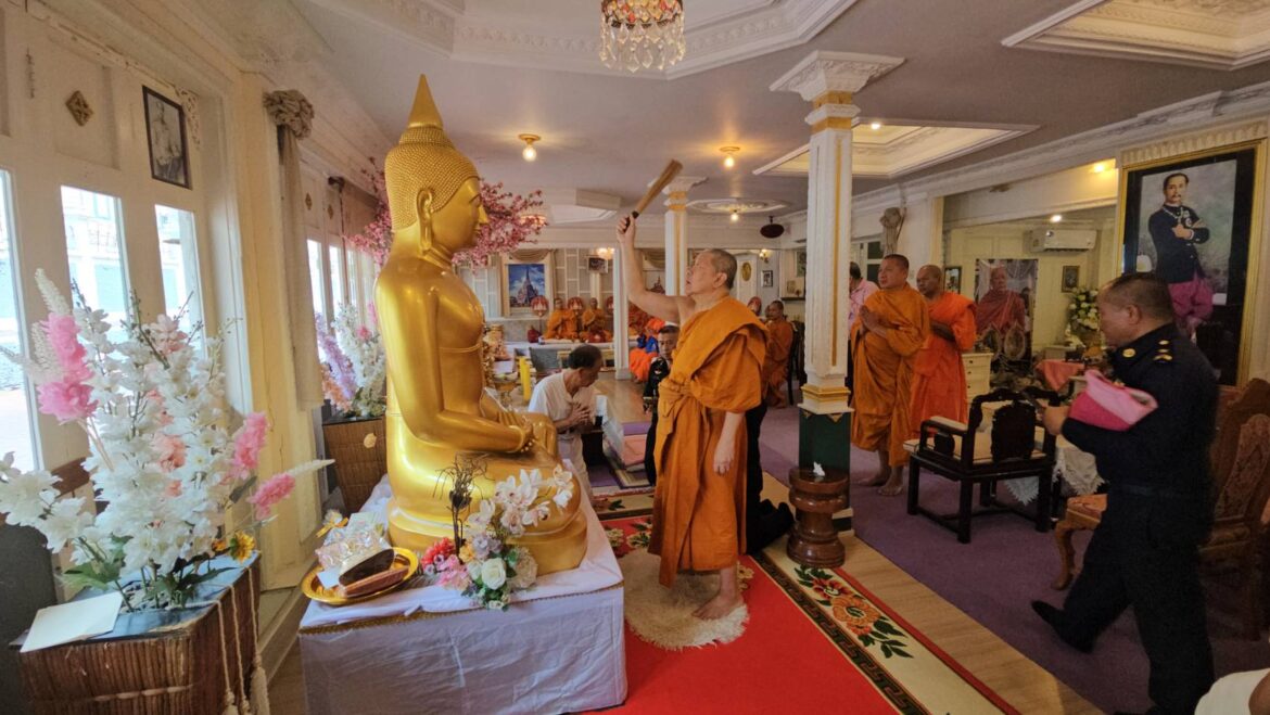 สมเด็จพระมหารัชมงคลมุนี ประธานฝ่ายสงฆ์ ประกอบพิธีสมโภช เบิกเนตรพระพุทธโสธร (องค์จำลอง) พระประธานอุโบสถ วัดพระธาตุเกศแก้วจุฬามณี บ้านหนองแวง ตำบลซับสีทอง อำเภอเมือง จังหวัดชัยภูมิ