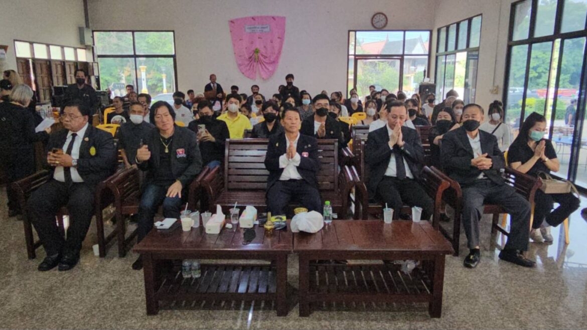บุตร-ธิดา-หลาน-แขกผู้มีเกียรติ ร่วมทำบุญ และร่วมส่งดวงวิญญาณคุณแม่ละออง แก้วปู่วัด สู่สรวงสวรรค์
