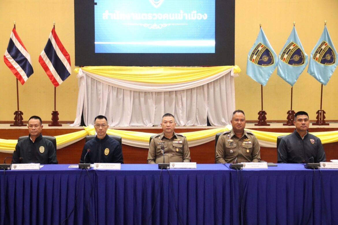 สตม.แถลงผลจับกุมต่างด้าวทำผิดกฏหมาย 2 คดี 1. บุกรวบผู้ต้องหาค้ายาเสพติดตามหมายจับผู้ร้ายข้ามแดน พ่วงผู้ต้องหาเสพและครอบครองยาบ้า และ 2. รวบจีน overstay ภายหลังพบว่าเป็น นักธุรกิจแดนมังกร เปิดบริษัทเก๊ หลอกลงทุน (แชร์ลูกโซ่) หนีซุกไทย ความเสียหาย 500 ล้านบาท