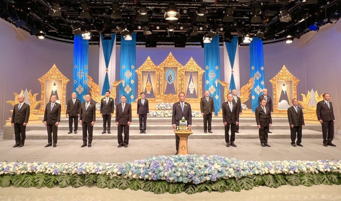 คณะกรรมการบริหาร สมาคมวิเทศพาณิชย์ไทย-จีน ร่วมเดินทางเข้าบันทึกเทป ถวายพระพรพระบรมราชชนนี้พันปีหลวง