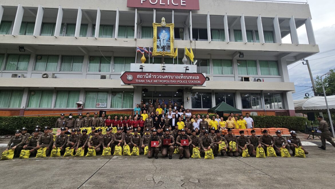 พล.ต.ท.สยาม บุญสม ผบช.น.เดินทางตรวจเยี่ยม และมอบสิ่งของบำรุงขวัญแก่กำลังพล สน.เทียนทะเล