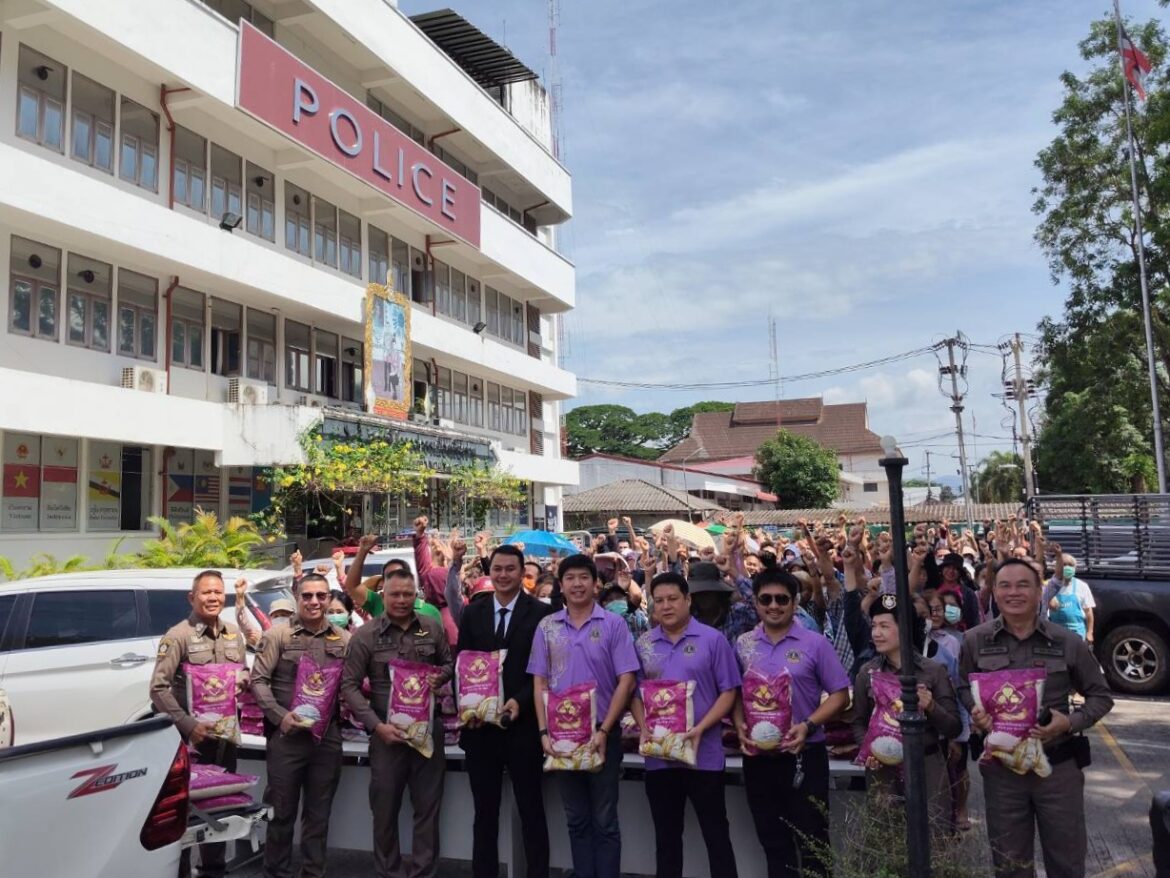 สภ.เมืองเชียงราย ร่วมกับ กต.ตร.มอบข้าวสารให้พี่น้องประชาชน เพื่อช่วยเหลือค่าครองชีพ ลดค่าใช้จ่ายในครัวเรือน