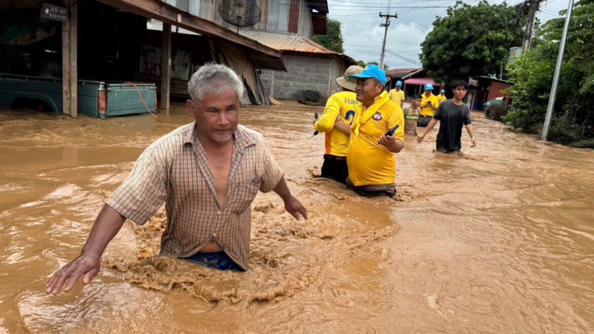 เพชรบูรณ์อ่วมน้ำท่วมถนนสูงกว่า 1.5 เมตร รถทุกชนิดไม่สามารถผ่านได้
