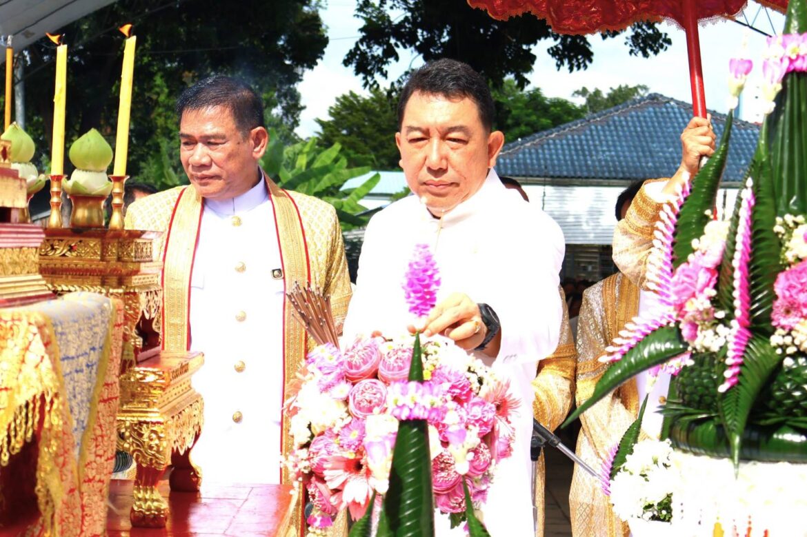 เพชรบูรณ์ ประกอบพิธีบวงสรวงเทพยดาและสิ่งศักดิ์สิทธิ์ พร้อมเสี่ยงทายทิศและคำอธิษฐาน ในประเพณีอุ้มพระดำน้ำ ประจำปี 2568