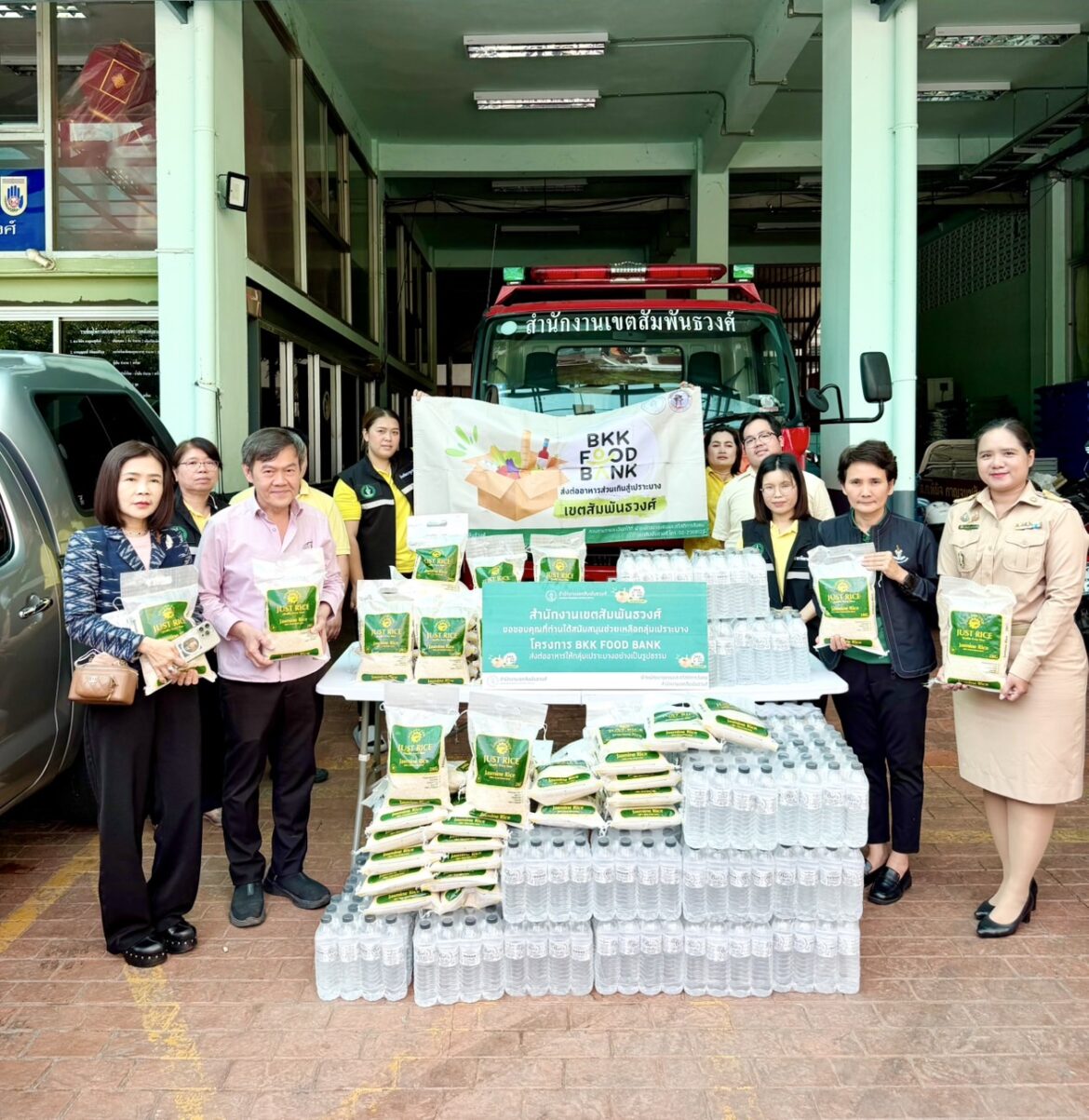 คุณพิพัฒน์ – คุณวิจิตร กนกนิตย์อนันต์ ประธานกรรมการบริษัท ไทยพิพัฒน์อิมปอร์ต จำกัด สนับสนุนการดำเนินงานโครงการ BKK Food Bank เขตสัมพันธวงศ์ ส่งต่ออาหารให้กลุ่มเปราะบางอย่างเป็นรูปธรรม