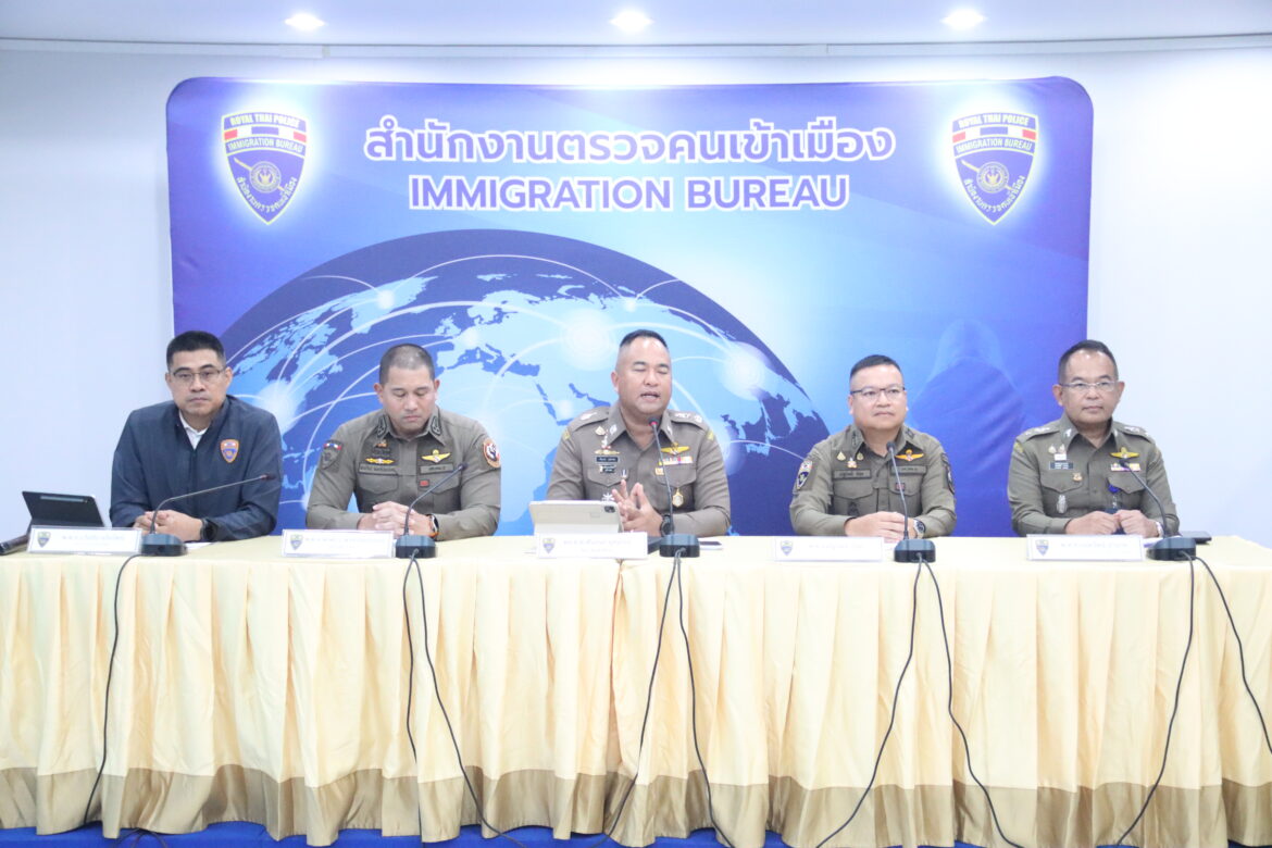 พล.ต.ต.พันธนะ นุชนารถ รอง ผบช.สตม.แถลงผลจับกุมขยายผลขบวนการขนคนต่างด้าวเข้าเมืองผิดกฎหมายไปมาเลเซีย และ ขยายผลจับกุมชาวศรีลังกาใช้หนังสือเดินทางปลอมเพื่อเดินทางไปยุโรป
