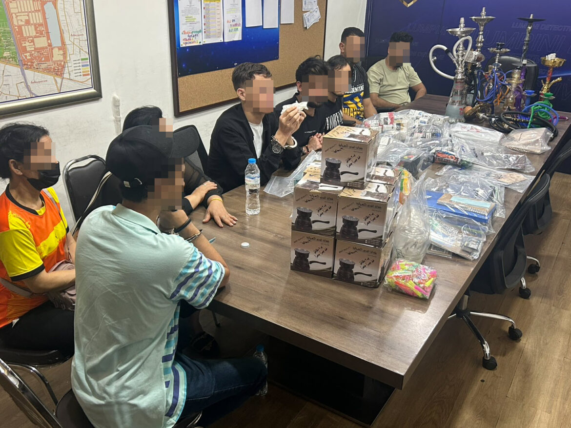 นครบาลบุกรวบ 7 ต่างชาติ 1 คนไทยย่านนานา ฉากหน้าเปิดร้านตัดผม เบื้องหลังค้ายานรก