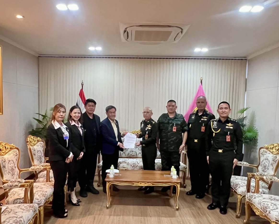 คุณพิพัฒน์ กนกนิตย์อนันต์ กรรมการจัดงานประเพณีงานเจเยาวราช พร้อมคณะฯ ร่วมเดินทางไปยังกองทัพบก ยื่นหนังสือขอความอนุเคราะห์กำลังพลฯ ร่วมในพิธีแห่เจ้า ประเพณีงานเจเยาวราช ประจำปี 2568