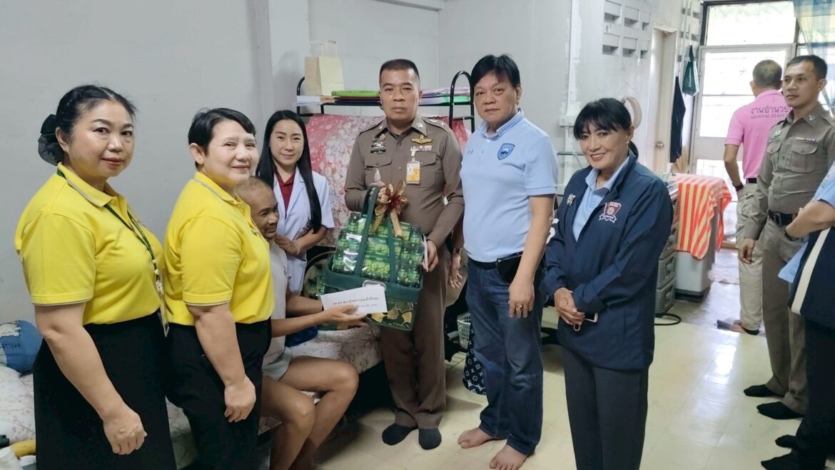 พ.ต.อ.พนม เชื้อทอง ผกก.สน.ทุ่งมหาเมฆ พร้อมด้วยคณะ กต.ตร.ฯ, ที่ปรึกษาฯ, คณะแพทย์/พยาบาลโรงพยาบาลตำรวจ เข้าตรวจเยี่ยมมอบสิ่งของและเงินบำรุงขวัญกำลังใจให้กับข้าราชการตำรวจทั้ง 2 นายที่เจ็บป่วย