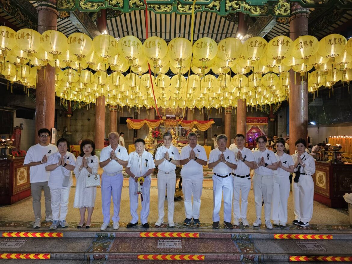 มูลนิธิป่อเต็กตึ๊ง รวมพลังผู้มีจิตศรัทธานับพัน จัดพิธีเวียนธูปศักดิ์สิทธิ์ เนื่องในเทศกาลกินเจ ประจำปี 2568 ตั้งจิตอธิษฐานถวายเป็นพระราชกุศล แด่ สมเด็จพระนางเจ้าสิริกิติ์ พระบรมราชินีนาถ พระบรมราชชนนีพันปีหลวง พระผู้เสด็จสู่สวรรคาลัย รวมทั้งขอพรให้ทั่วทุกผืนแผ่นดินไทยผ่านพ้นโพยภัยพิบัติ ทุกแนวชายแดนไทยปลอดภัยจากการรุกราน ณ ศาลเจ้าไต้ฮงกง มูลนิธิป่อเต็กตึ๊ง พลับพลาไชย