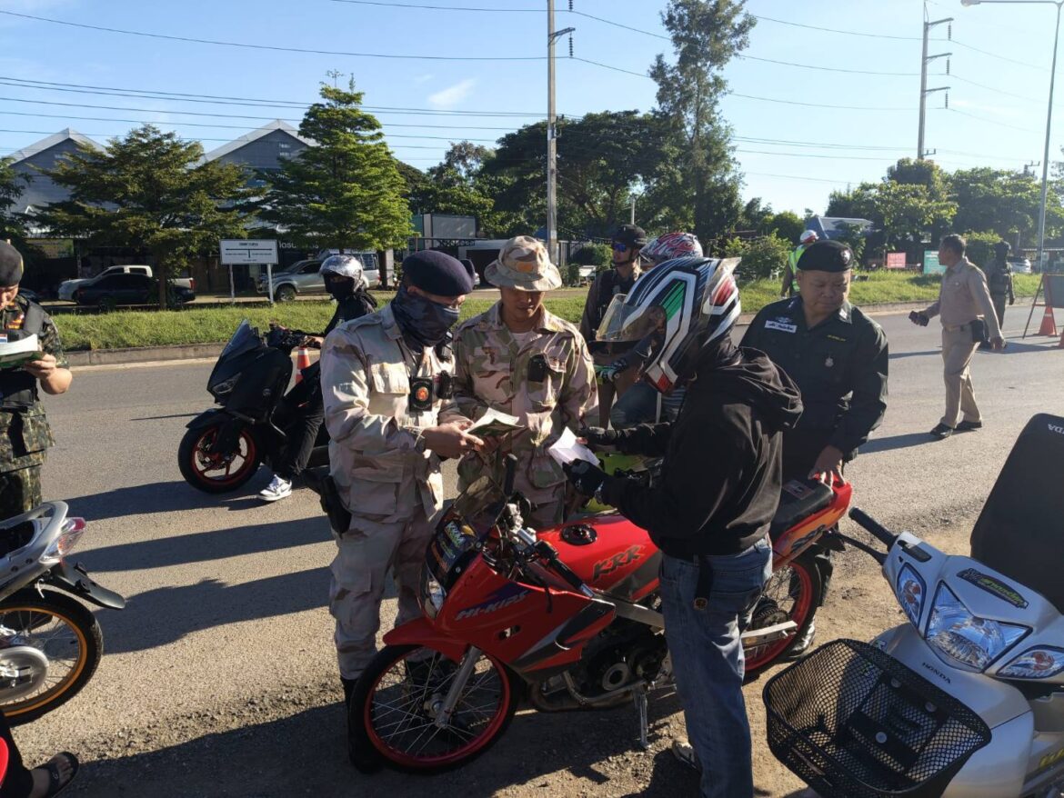 นายศรัณยู มีทองคำ ผู้ว่าราชการจังหวัดเพชรบูรณ์ สั่งการตั้งจุดตรวจความเรียบร้อยทริปน้ำไม่อาบ