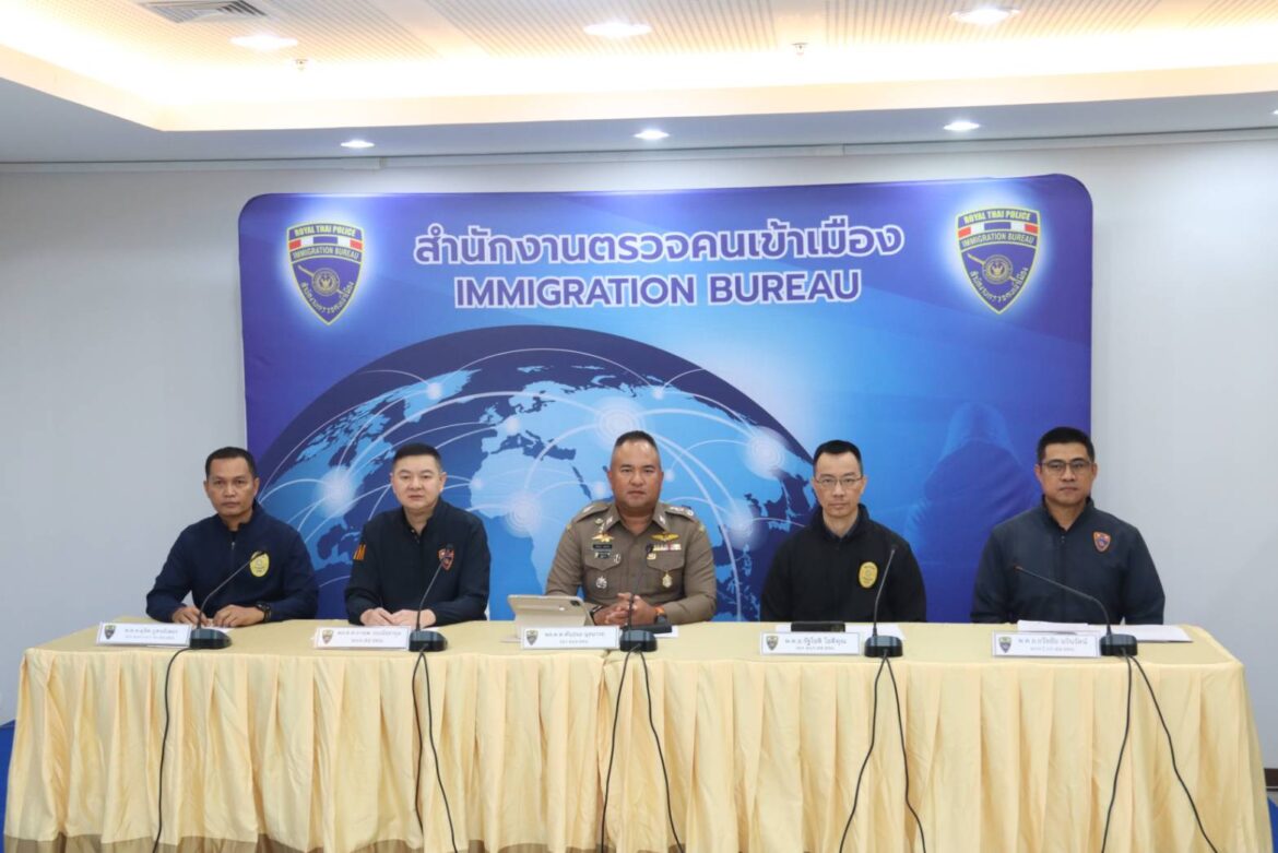 พล.ต.ต.พันธนะ นุชนารถ รอง ผบช.สตม.แถลงผลจับกุมต่างด้าวทำผิดกฏหมาย 4 คดี