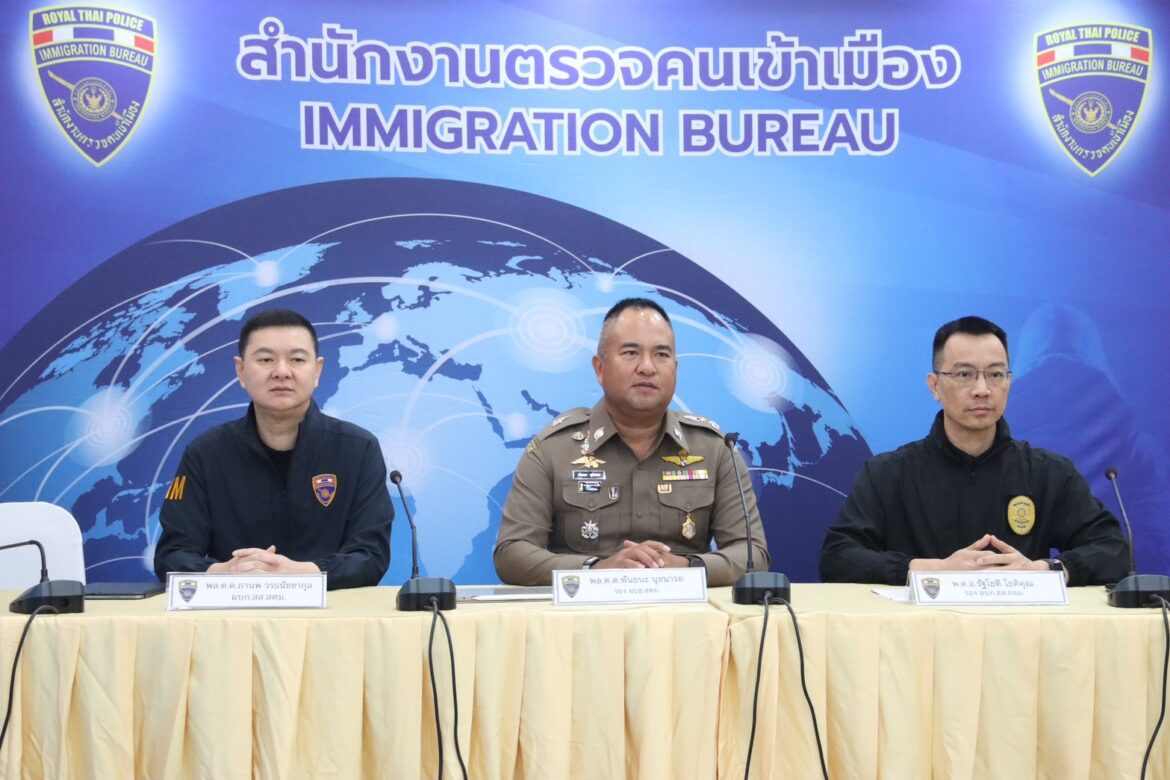 พล.ต.ต.พันธนะ นุชนารถ รอง ผบช.สตม.แถลงผลจับกุมต่างด้าวทำผิดกฏหมาย 3 คดี