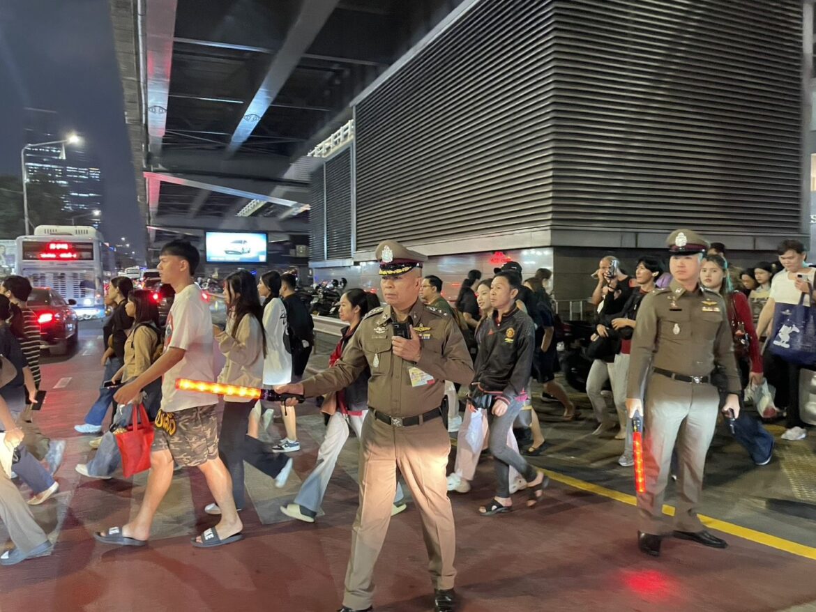 พ.ต.อ.พนม เชื้อทอง ผกก.สน.ทุ่งมหาเมฆ สั่งการพร้อมเข้าดูแลความปลอดภัย และอำนวยความสะดวกด้านการจราจร ในงานกาชาด สวนลุมพินี ประจำปี 2568