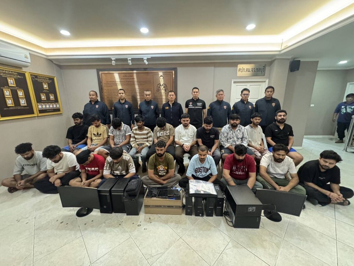 พล.ต.ต.พันธนะ นุชนารถ รอง ผบช.สตม.แถลงผลจับกุมชาวอินเดีย 19 ราย เช่าบ้านหรูตั้งแก๊งค์แอดมินขายของเถื่อน