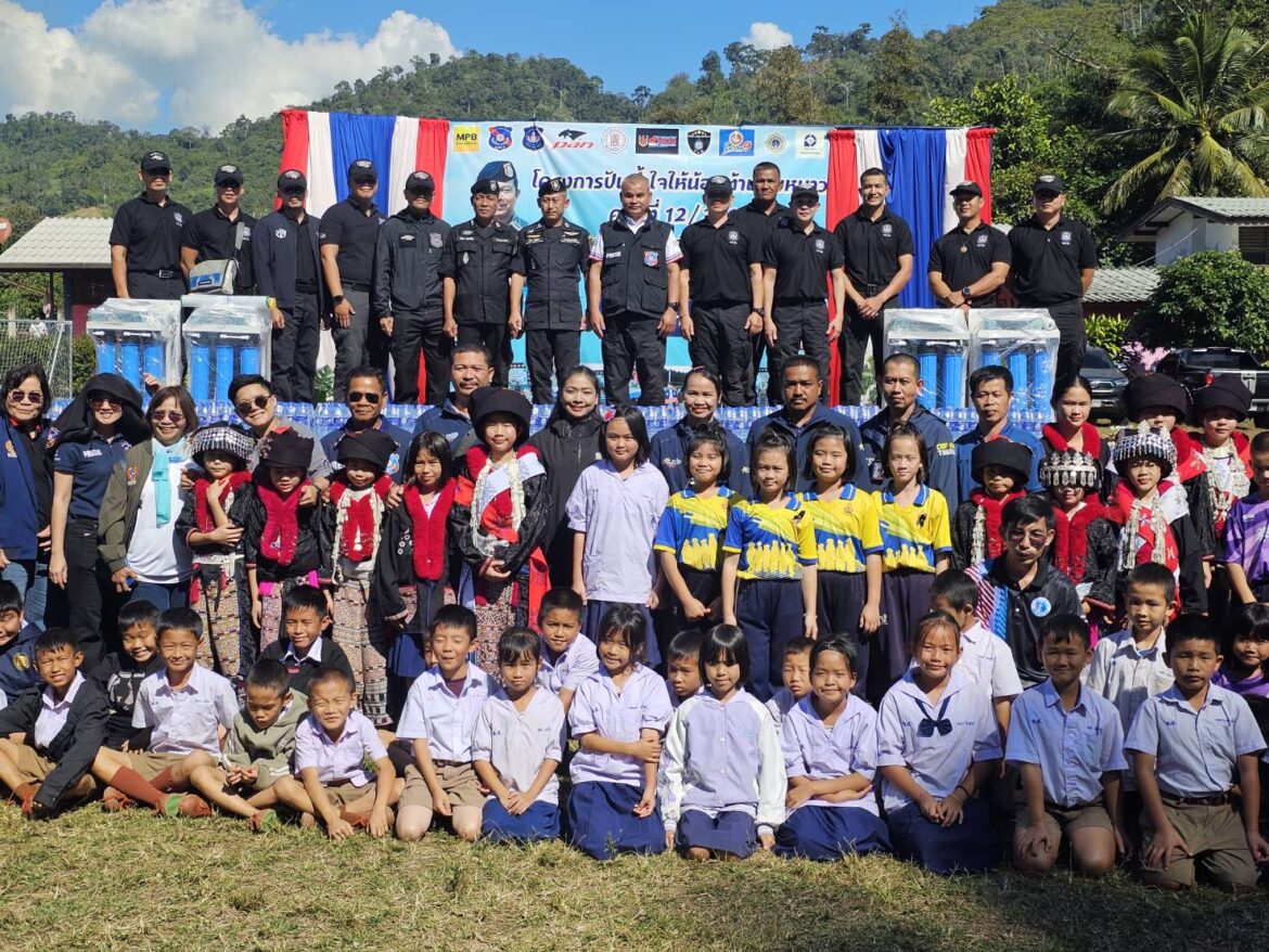 COP HERO THAILAND MAGAZINE และ สมาชิกฯ พร้อมกับ นิตยสารตำรวจเพื่อมวลชน ร่วมกิจกรรม “โครงการปันน้ำใจให้น้องต้านภัยหนาว” ครั้งที่ 12/2568