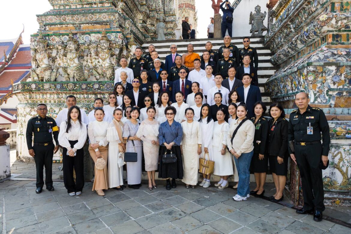 เนื่องในวาระดิถีขึ้นปีใหม่ พุทธศักราช 2569 ชมรมเครื่องมือเครื่องเหล็กแห่งประเทศไทย พร้อมด้วยคณะข้าราชการทหาร ได้ถือฤกษ์ดีในวันพฤหัสบดีที่ 9 มกราคม พ.ศ.2569 เดินทางร่วมประกอบพิธีทำบุญและห่มผ้า พระปรางค์ทรงจอมแห หรือพระปรางค์วัดอรุณราชวรารามราชวรมหาวิหาร เพื่อความเป็นสิริมงคลแก่ตนเอง องค์กร และประเทศชาติ