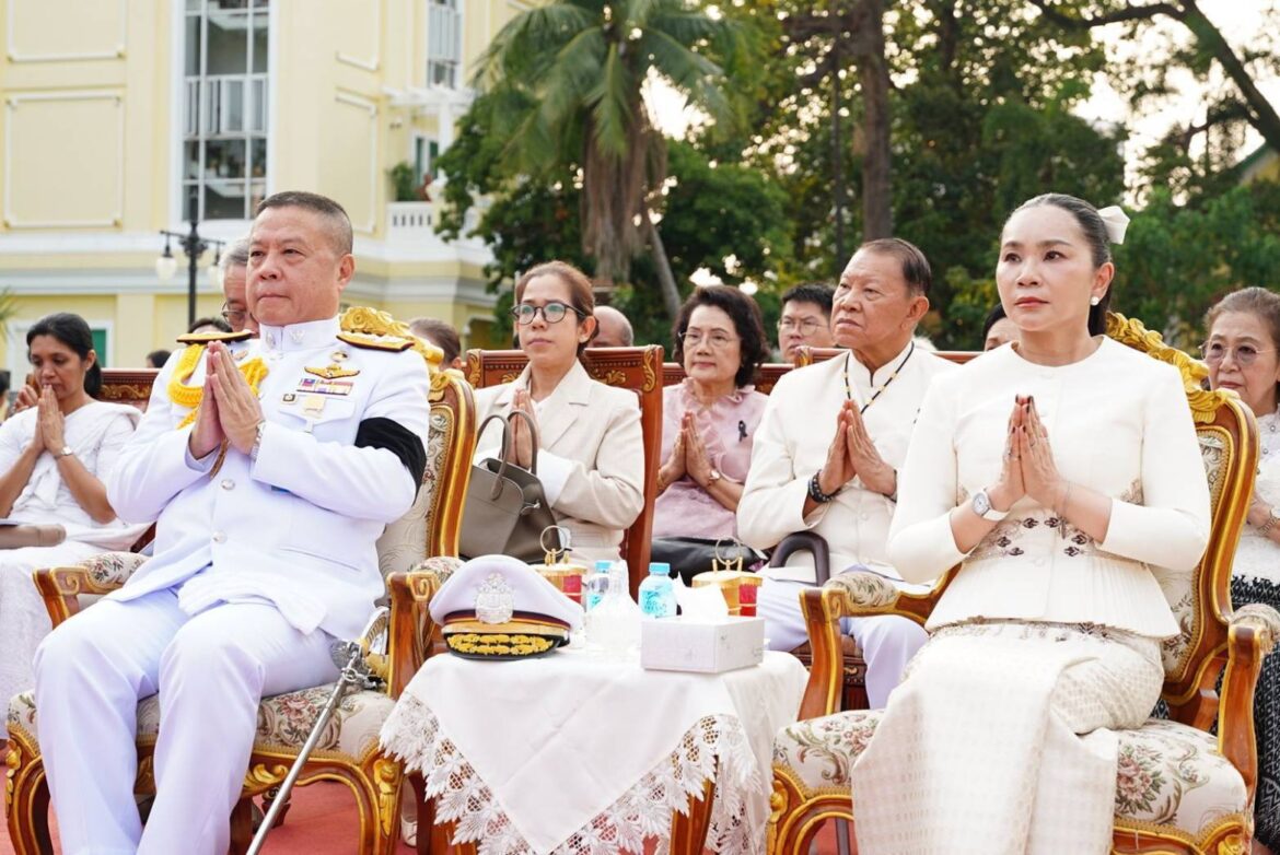 พล.ต.อ.อัคราเดช พิมลศรี นายตำรวจราชองครักษ์พิเศษ และคุณภคมน พิมลศรี ได้ร่วมพิธีบรรพชาอุปสมบทกุลบุตรศรีลังกา เพื่ออุทิศถวายเป็นพระราชกุศลแด่สมเด็จพระนางเจ้าสิริกิติ์ พระบรมราชินีนาถ พระบรมราชชนนีพันปีหลวง ในวาระสตมวาร (100 วัน) แห่งการสวรรคต