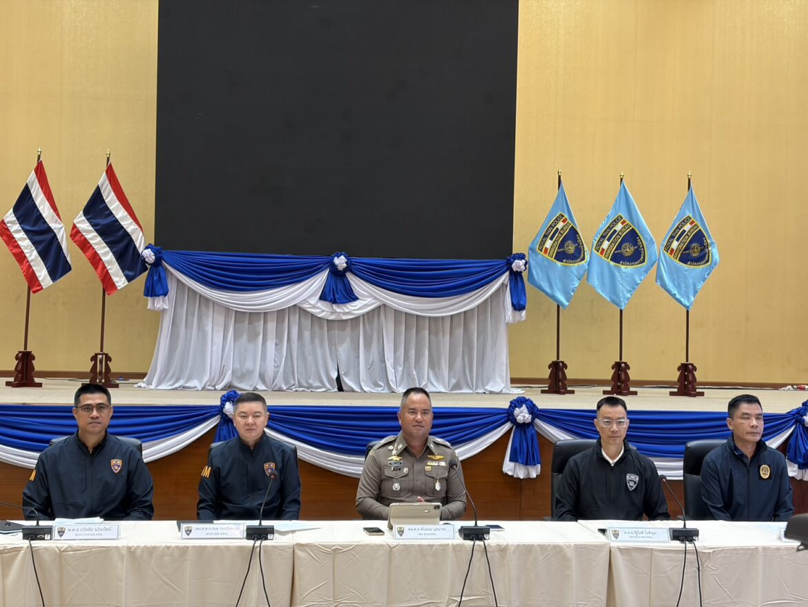 พล.ต.ต.พันธนะ นุชนารถ รอง ผบช.สตม.พร้อมคณะทำงาน ร่วมแถลงผลจับกุมต่างด้าวทำผิดกฏหมาย 5 คดี