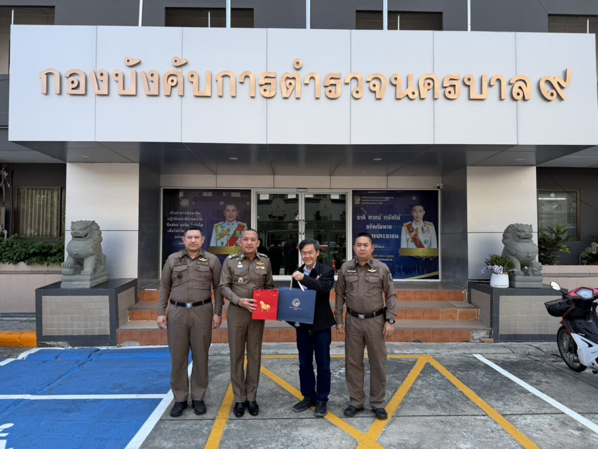 คุณพิพัฒน์ กนกนิตย์อนันต์ รองประธาน กต.ตร.สน.เทียนทะเล มอบชุดกีฬาสนับสนุนกิจกรรมโครงการฝึกอบรมและทดสอบสมรรณภาพข้าราชการตำรวจ บช.น.ในการแข่งขันฟุตบอลภายใน นครบาลคัพ 2569 (MPB CUP 2026)