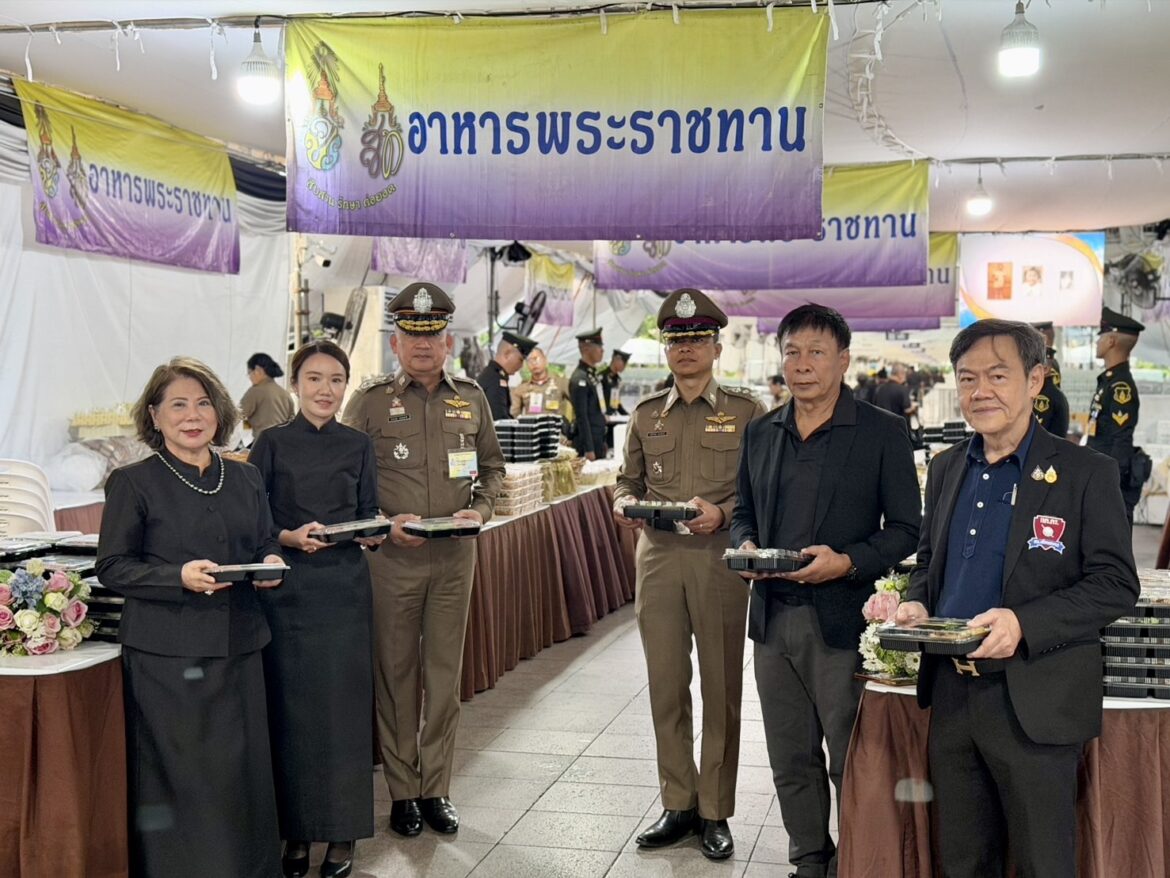 ผบก.น.9 พร้อมคณะอนุ กต.ตร.บก.น.9 ร่วมมอบอาหารพระราชทานให้แก่ประชาชนที่เดินทางเข้าถวายสักการะพระบรมศพ สมเด็จพระนางเจ้าสิริกิติ์ พระบรมราชินีนาถ พระบรมราชชนนีพันปีหลวง