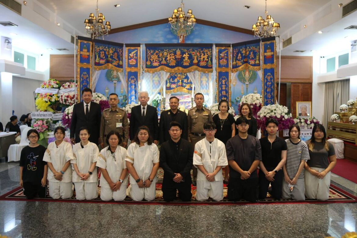 พิธีสวดพระอภิธรรม คุณแม่สุภาภรณ์ จินานุวัฒนา วันแรกจากช่วงเช้า – ค่ำ