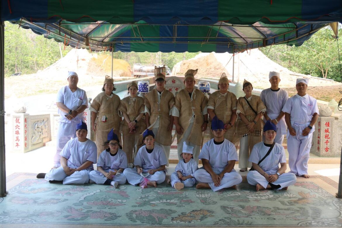 พิธีเคารพศพ และเคลื่อนศพสู่สุสาน ของคุณแม่สุภาภรณ์ จินานุวัฒนา ไปยังสุสานตระกูล จ.ราชบุรี