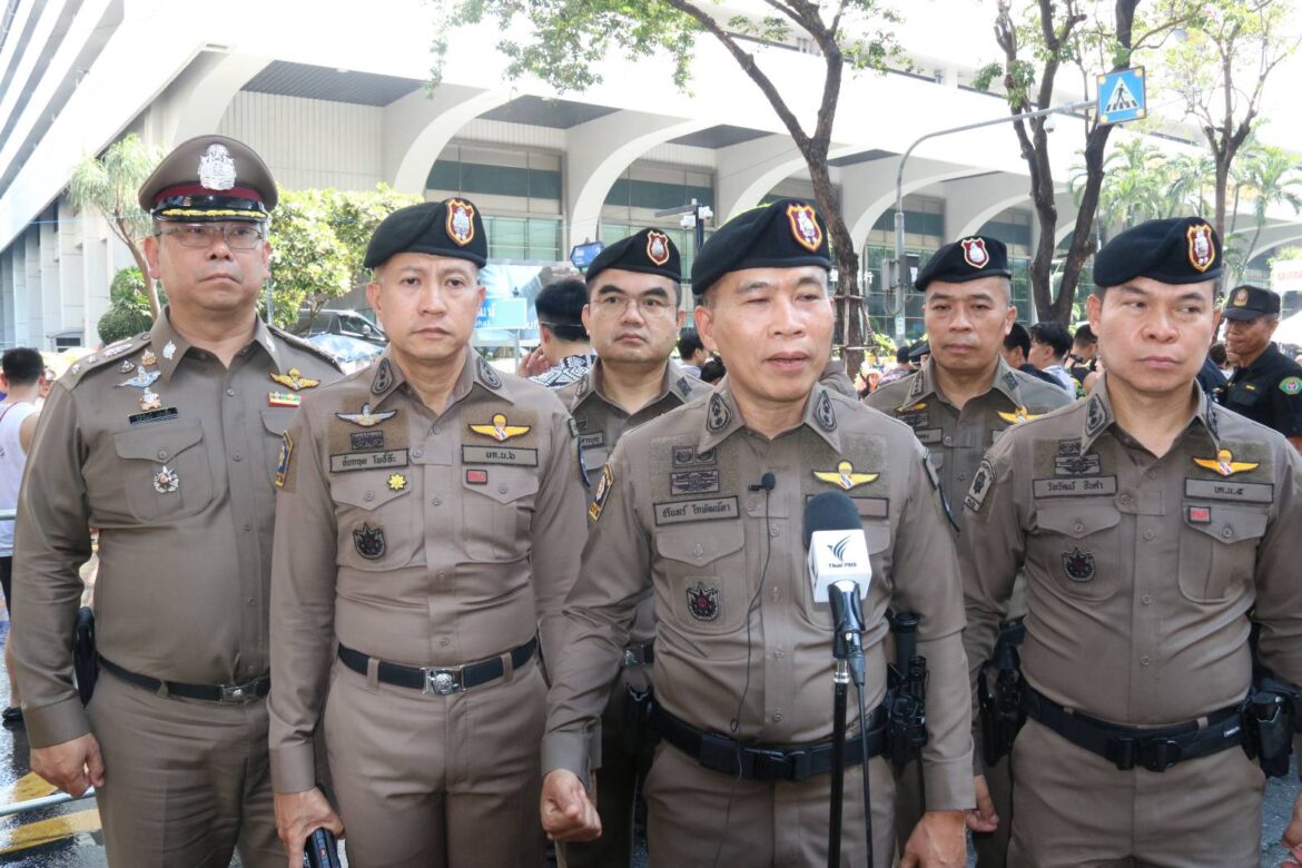 สงกรานต์สีลมวันแรกผ่านฉลุย นักท่องเที่ยวทะลักร่วม 2 แสนราย ตำรวจ บช.น., บก.น.5 จั