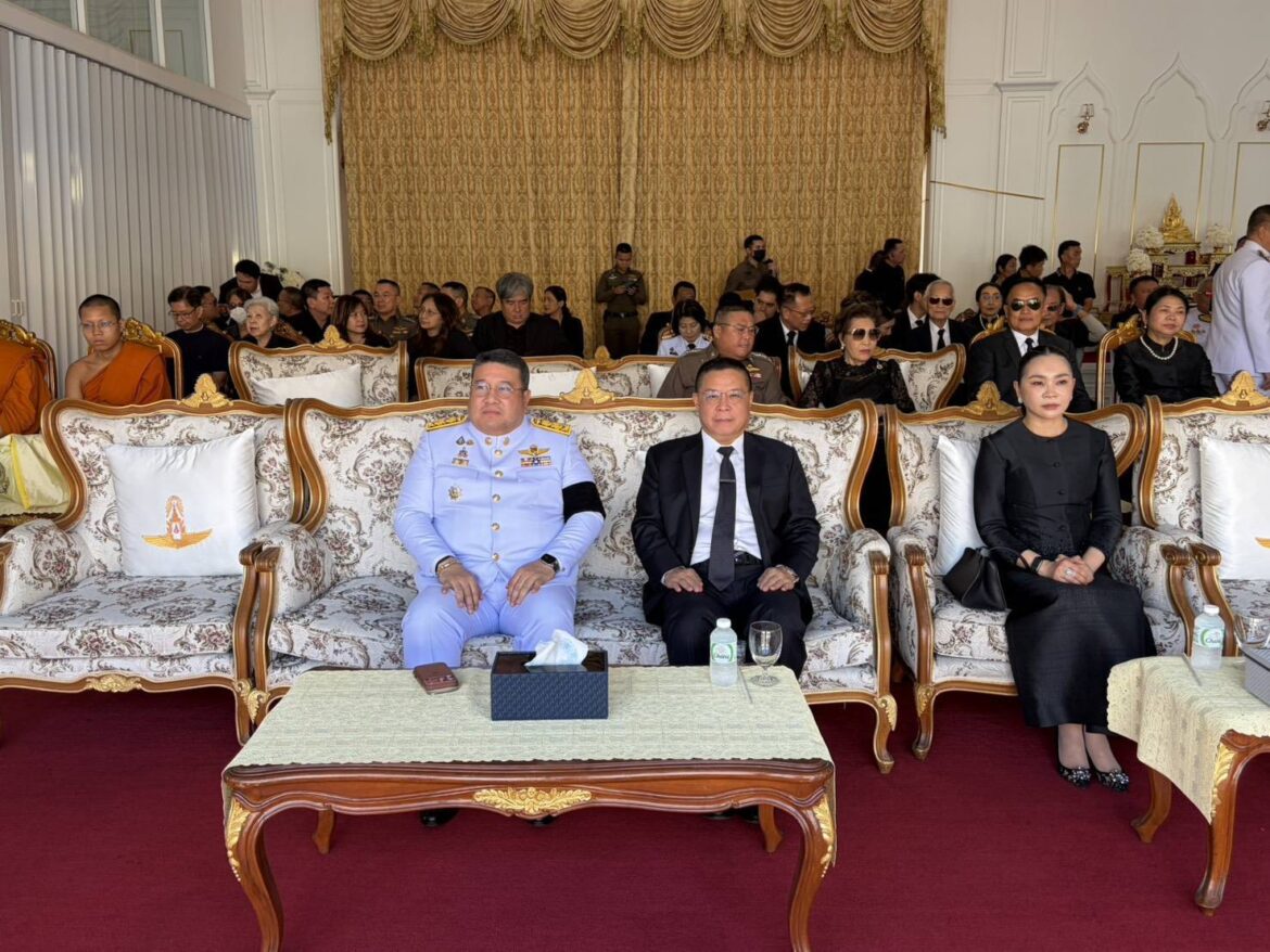 บิ๊กอ้อ เดินทางมาร่วมพิธีพระราชทานเพลิงศพ คุณแม่สุรางค์ สวัสดิชัย