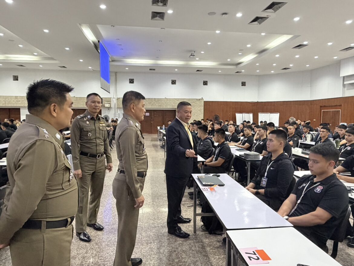 พล.ต.อ.อัคราเดช พิมลศรี ที่ปรึกษา ตร./นายตำรวจราชองครักษ์พิเศษ เป็นวิทยากรบรรยายพิเศษ ในหัวข้อ วิชาศิลปะการพูดกับประชาชน