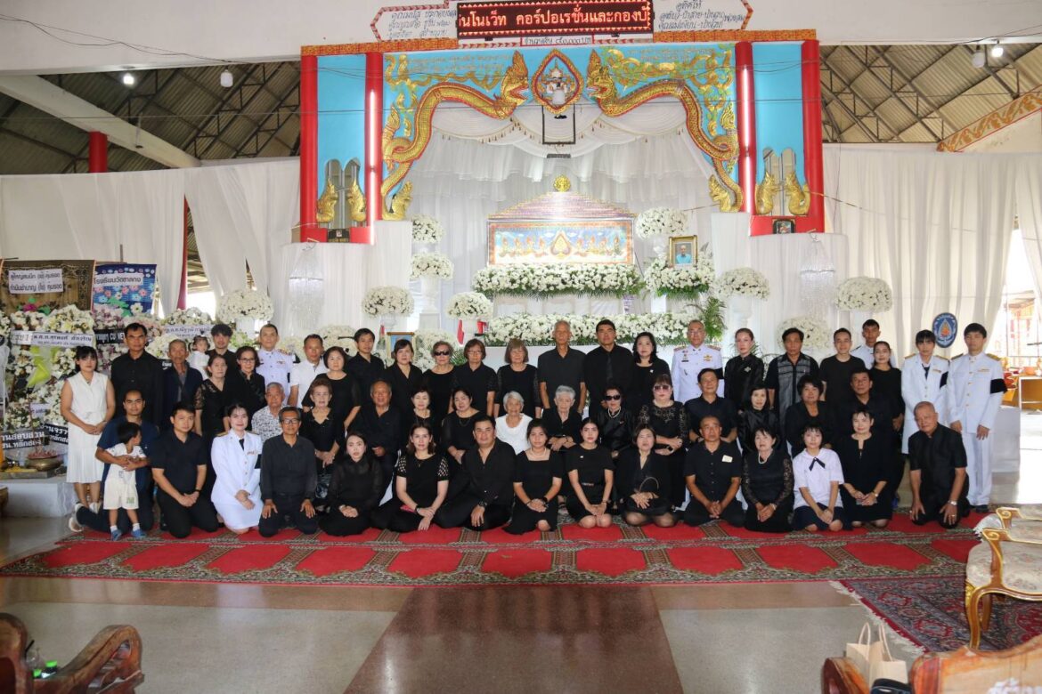 พล.ต.อ.มนู เมฆหมอก อดีตรองผู้บัญชาการตำรวจแห่งชาติ (รอง ผบ.ตร.) เดินทางเข้าเป็นประธานในพิธีพระราชทานเพลิงศพ คุณพ่อประเสริฐ เขียมทรัพย์